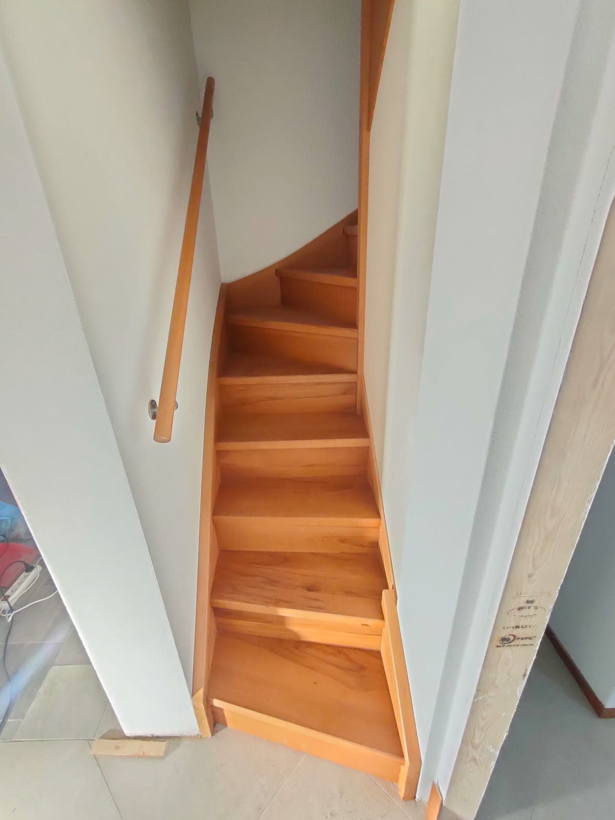 Scala a giorno ad U su misura: la soluzione ideale per piccoli spazi: Immagine 3