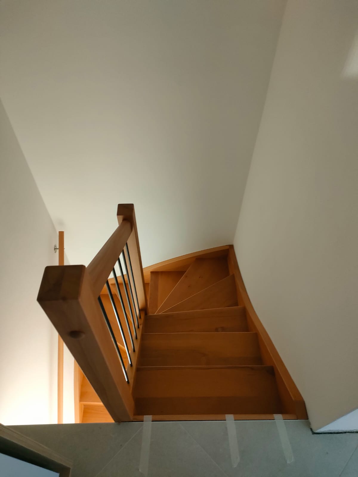 Scala a giorno ad U su misura: la soluzione ideale per piccoli spazi: Immagine 2