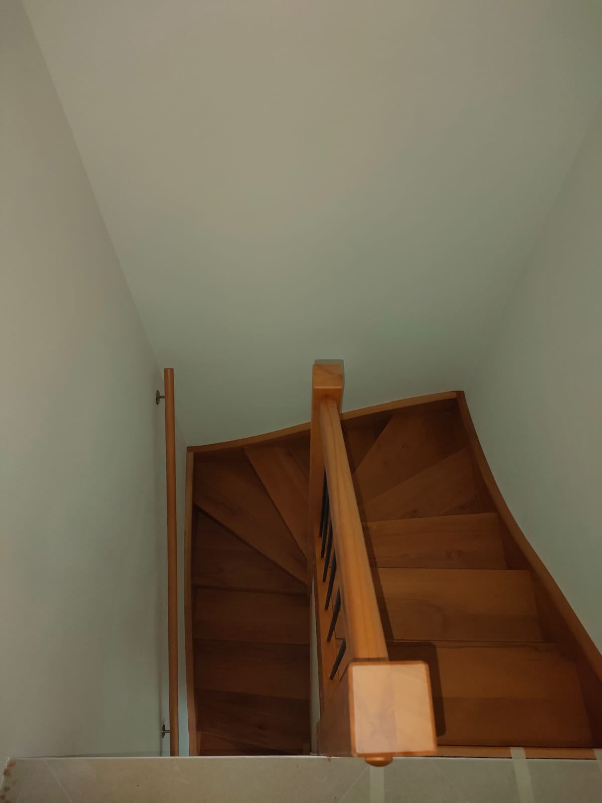 Scala a giorno ad U su misura: la soluzione ideale per piccoli spazi: Immagine 3