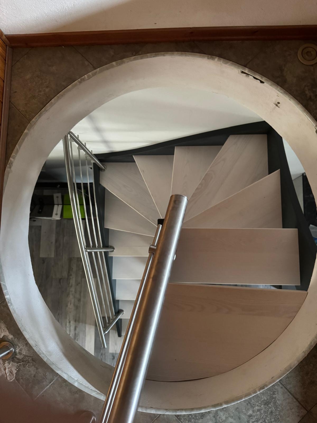 Sostituzione Di Scala A Chiocciola Tonda: Più Comodità Con Una Scala a Giorno a U: Immagine Elenchi