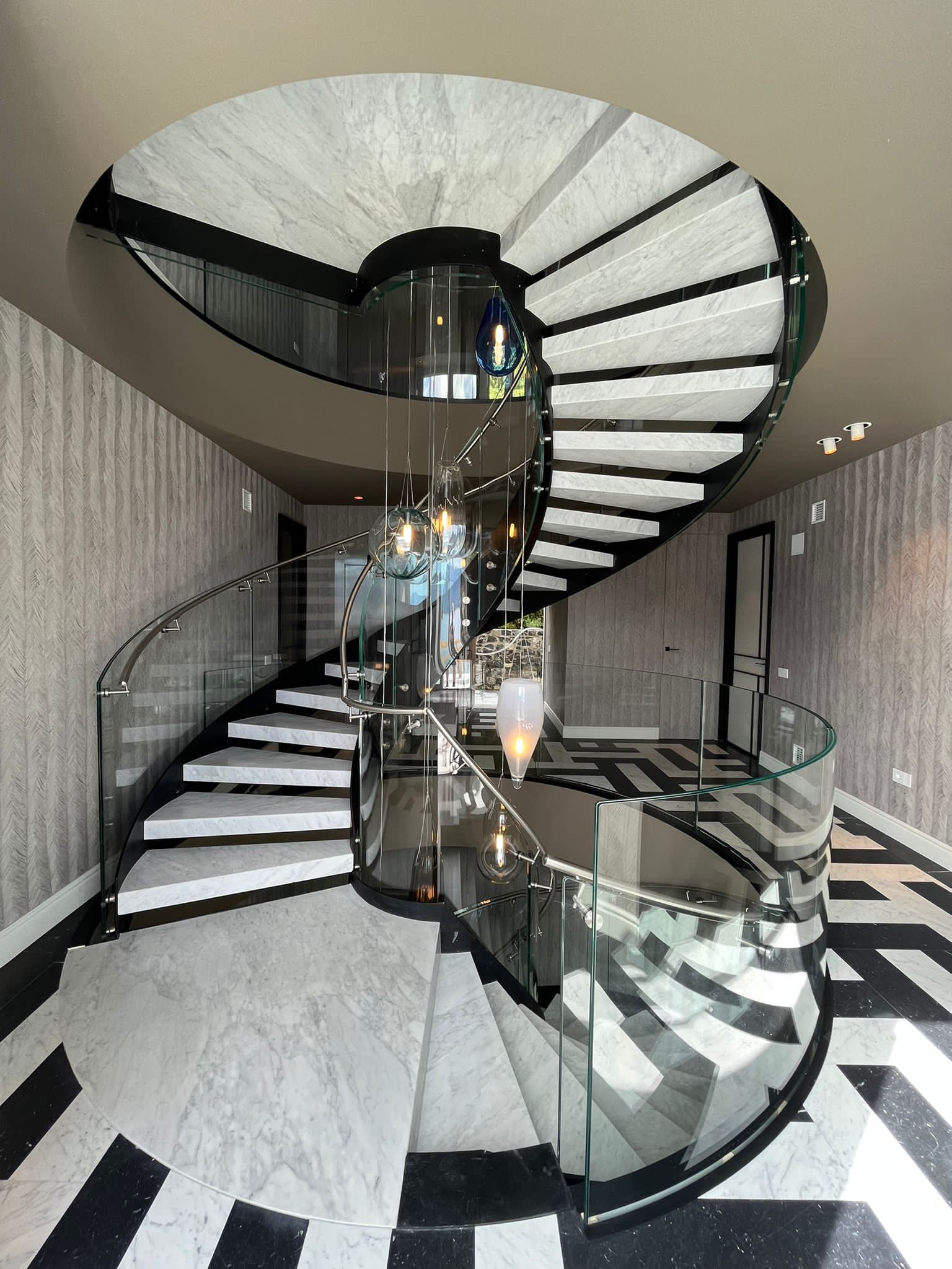 Scale Elicoidali Su Misura: Eleganza E Design Per Ambienti Unici: Immagine 1