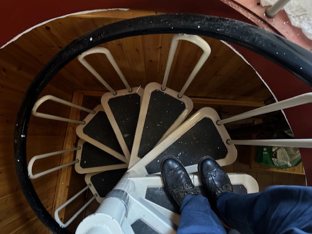 Sostituzione di Scala a Chiocciola con una Scala su Misura a Giorno: Un Progetto a Milano: Immagine 2